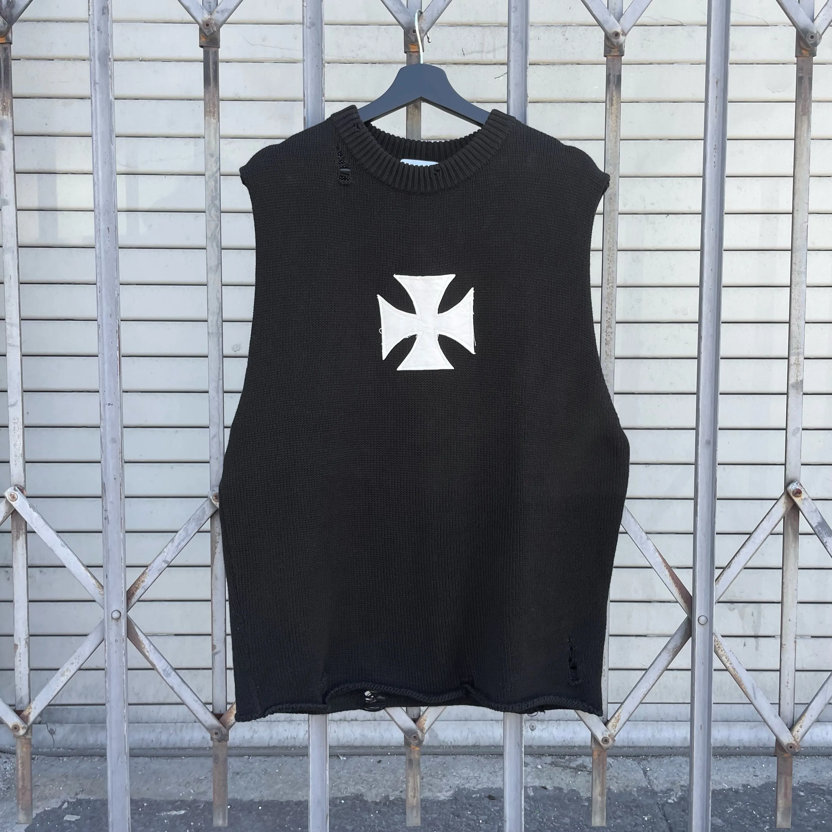 RAW CROSS KNITTED VEST